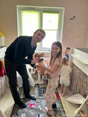 В рамках республиканской акции «Наши дети» первичная профсоюзная организация центрального аппарата Белагропромбанка совместно с ТЦСОН  посетили многодетную семью Евмененко.