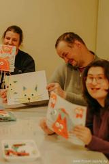 Каждую среду волонтеры из храма Гавриила Самтаврийского (от 1 до 3 человек) посещают ОРАИ 4. Вместе с подопечными они рисуют, лепят и общаются.